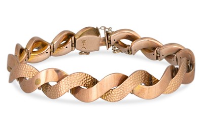 Lot 44 - A VINTAGE GOLD BRACELET, 13 g. clasp needs repair