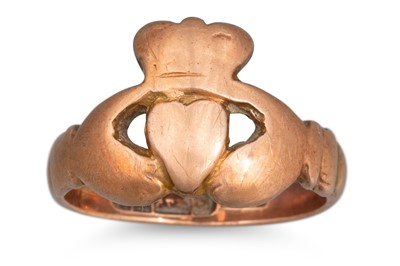 Lot 49 - AN ANTIQUE CLADDAGH RING, Birmingham, 1912, 5...
