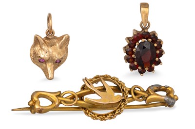 Lot 50 - A VINTAGE GARNET PENDANT, in 9ct gold,...