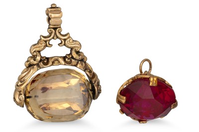 Lot 124 - A LARGE CITRINE SET SWIVEL FOB, gold mounted,...
