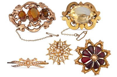 Lot 125 - A 9CT GOLD ANTIQUE CITRINE SET BROOCH, rococo...