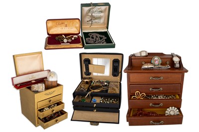 Lot 126 - A LARGE COLLECTION OF VINTAGE AND OTHER...