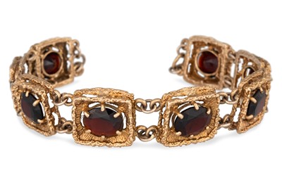 Lot 123 - A VINTAGE GARNET BRACELET, the oval stones in...