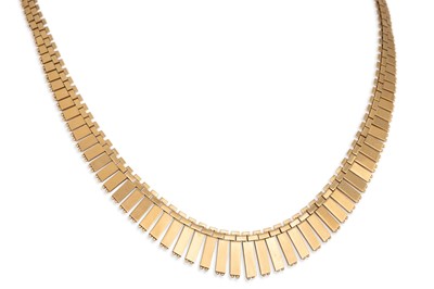 Lot 134 - A VINTAGE 18CT GOLD FRINGE NECKLACE, 39 g.