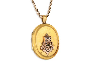 Lot 136 - AN ANTIQUE 9CT GOLD CHAIN, suspending a locket...