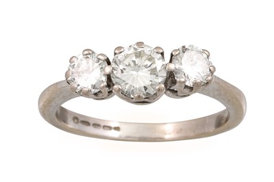 Lot 325 - A THREE STONE DIAMOND RING, the brilliant cut...