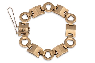 Lot 137 - AN ANTIQUE 9CT GOLD TANK STYLE BRACELET,...