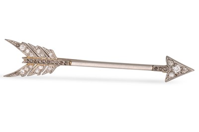 Lot 150 - AN ANTIQUE DIAMOND SET ARROW BROOCH, mounted...