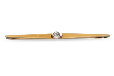 Lot 151 - AN ANTIQUE 15CT GOLD BAR BROOCH, set with a...