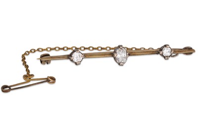 Lot 152 - AN ANTIQUE DIAMOND SET BAR BROOCH,the three...