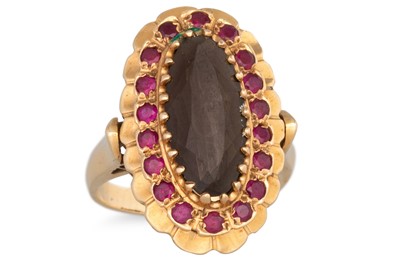 Lot 155 - A VINTAGE SMOKY QUARTZ SET RING, in 14ct gold,...