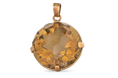 Lot 156 - A QUARTZ PENDANT, mounted in gold