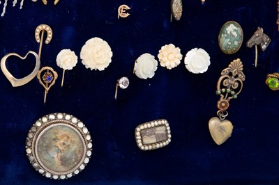 Lot 1 - A COLLECTION OF ANTIQUE AND VINTAGE HAT PINS,...