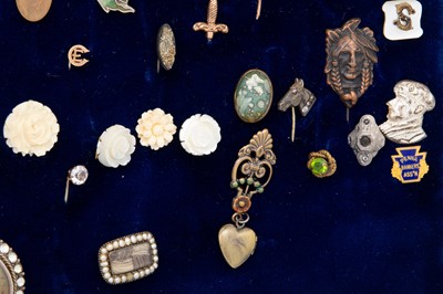 Lot 1 - A COLLECTION OF ANTIQUE AND VINTAGE HAT PINS,...