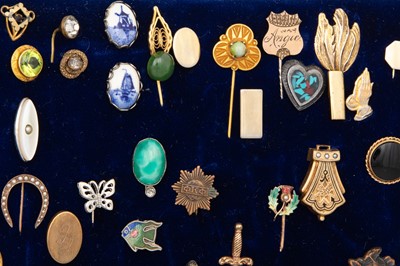 Lot 1 - A COLLECTION OF ANTIQUE AND VINTAGE HAT PINS,...