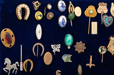 Lot 1 - A COLLECTION OF ANTIQUE AND VINTAGE HAT PINS,...