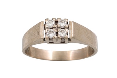 Lot 327 - A VINTAGE DIAMOND CLUSTER RING, set with four...