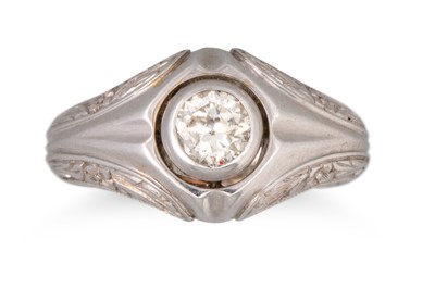 Lot 348 - AN ANTIQUE DIAMOND RING, the bezel set diamond...