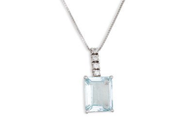 Lot 351 - AN AQUAMARINE AND DIAMOND PENDANT, the...