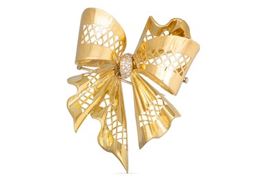 Lot 368 - A LARGE YELLOW GOLD VINTAGE BROOCH, in the...