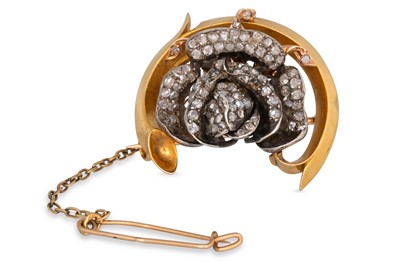 Lot 87 - AN ANTIQUE DIAMOND SET BROOCH, of floral form,...