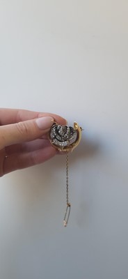Lot 87 - AN ANTIQUE DIAMOND SET BROOCH, of floral form,...