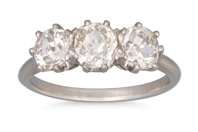 Lot 303 - AN ANTIQUE THREE STONE DIAMOND RING, the old...