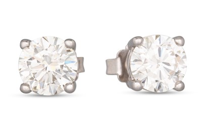 Lot 402 - A PAIR OF DIAMOND STUD EARRINGS, the brilliant...