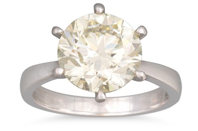 Lot 175 - A DIAMOND SOLITAIRE RING, the brilliant cut...