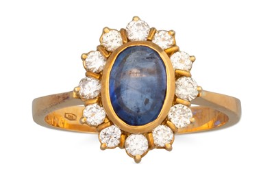 Lot 25 - A SAPPHIRE AND DIAMOND CLUSTER RING, the...