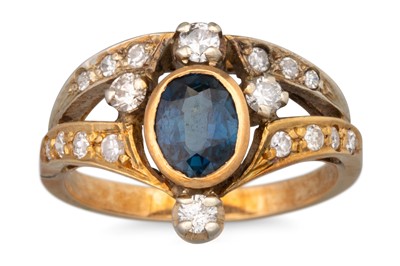 Lot 50 - A VINTAGE DIAMOND AND SAPPHIRE CLUSTER RING,...