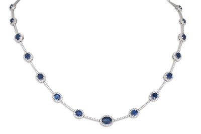 Lot 54 - A FINE QUALITY SAPPHIRE AND DIAMOND CLUSTER...