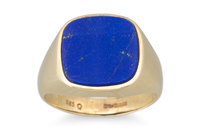 Lot 55 - A 1970's GENT'S LAPIS LAZULI SET RING, in 14ct...