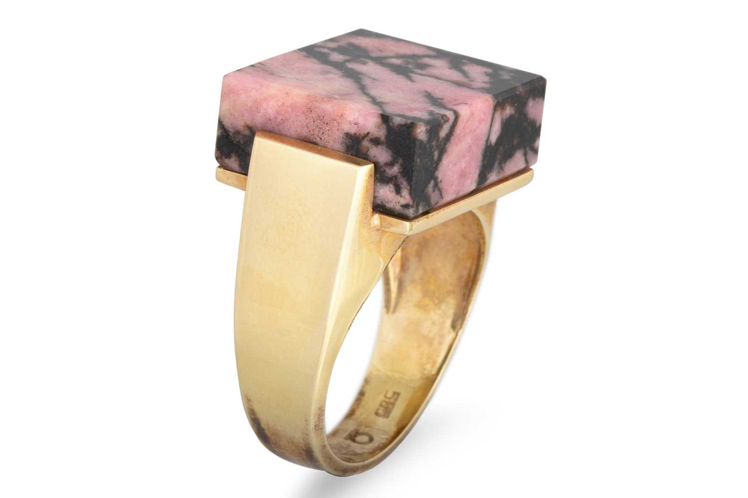 Lot 41 - AN UNUSUAL 1970's RHODONITE SET RING, in 14ct...