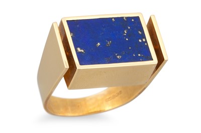 Lot 57 - A 1970's DESIGN LAPIS LAZULI SET RING, in 14ct...