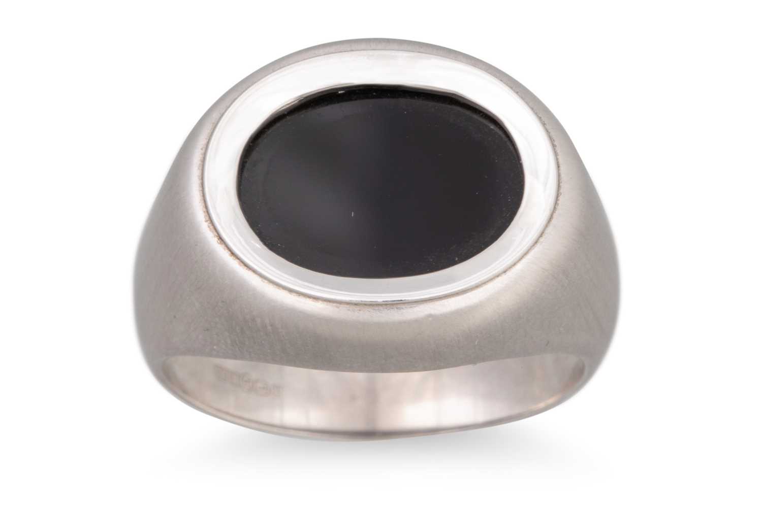 Lot 79 - A 1970's GENT'S ONYX SET SIGNET RING, in 14ct...