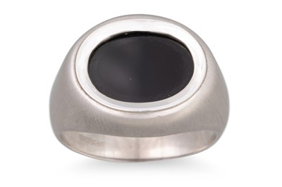 Lot 50 - A 1970's GENT'S ONYX SET SIGNET RING, in 14ct...