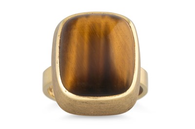 Lot 80 - AN UNUSUAL 1970's TIGER'S EYE DRESS RING, in...