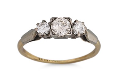 Lot 135 - AN ANTIQUE THREE STONE DIAMOND RING, the...