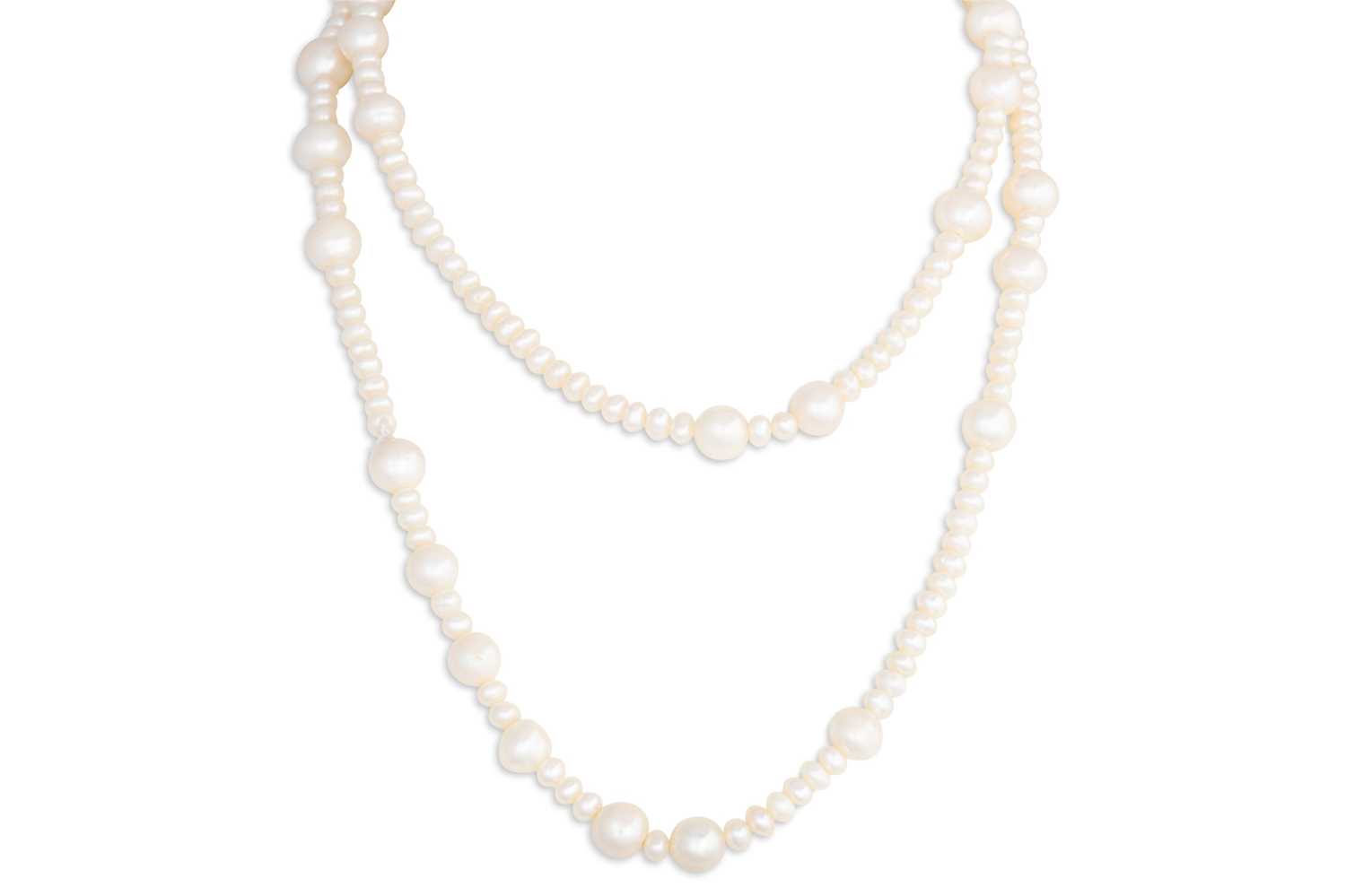 Lot 43 - A CULTURED PEARL NECKLACE, with box