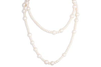 Lot 43 - A CULTURED PEARL NECKLACE, with box