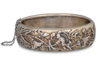 Lot 14 - AN ANTIQUE FRENCH ART NOUVEAU SILVER BANGLE,...