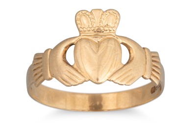 Lot 54 - A MODERN IRISH 9CT GOLD GENTS CLADDAGH RING,...