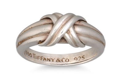Lot 73 - A SILVER TIFFANY RING, X shaped cross-over...