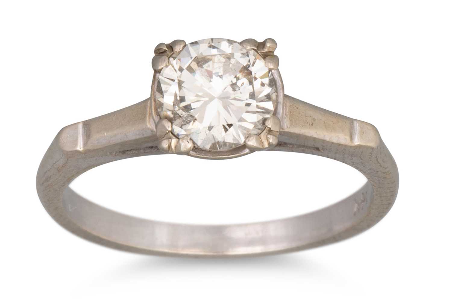 Lot 37 - A VINTAGE DIAMOND SOLITAIRE RING, the circular...