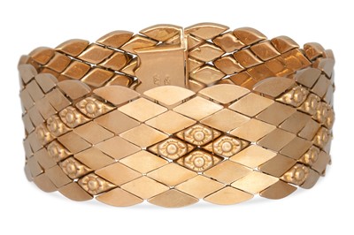 Lot 70 - AN 18CT VINTAGE YELLOW GOLD WIDE BRACELET,...