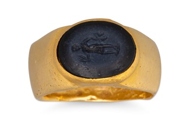 Lot 66 - AN ANTIQUE 18CT GOLD RING, set with an onyx...