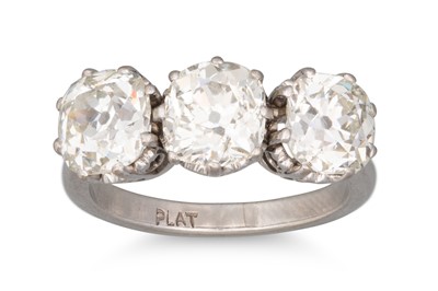 Lot 225 - A DIAMOND THREE STONE RING, the old cut...