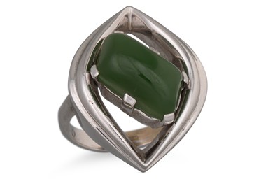 Lot 87 - AN UNUSUAL DESIGN 1970'S GREEN GEM STONE RING,...