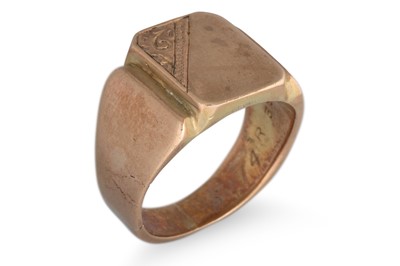 Lot 203 - A VINTAGE 9CT YELLOW GOLD SIGNET RING, shaped...